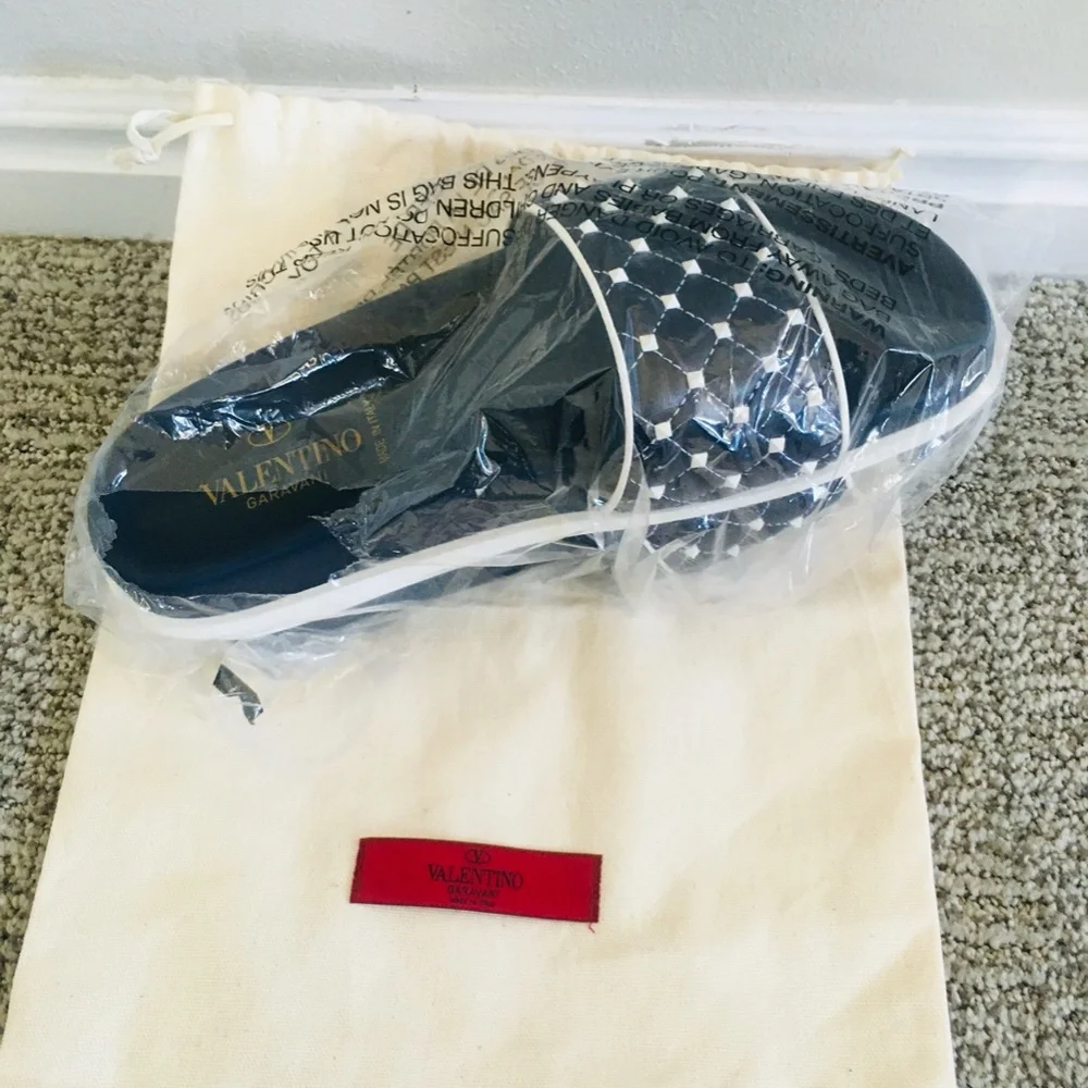 New Authentic Valentino Free Leather Rockstud Quilted Slide - Picture 1 of 6